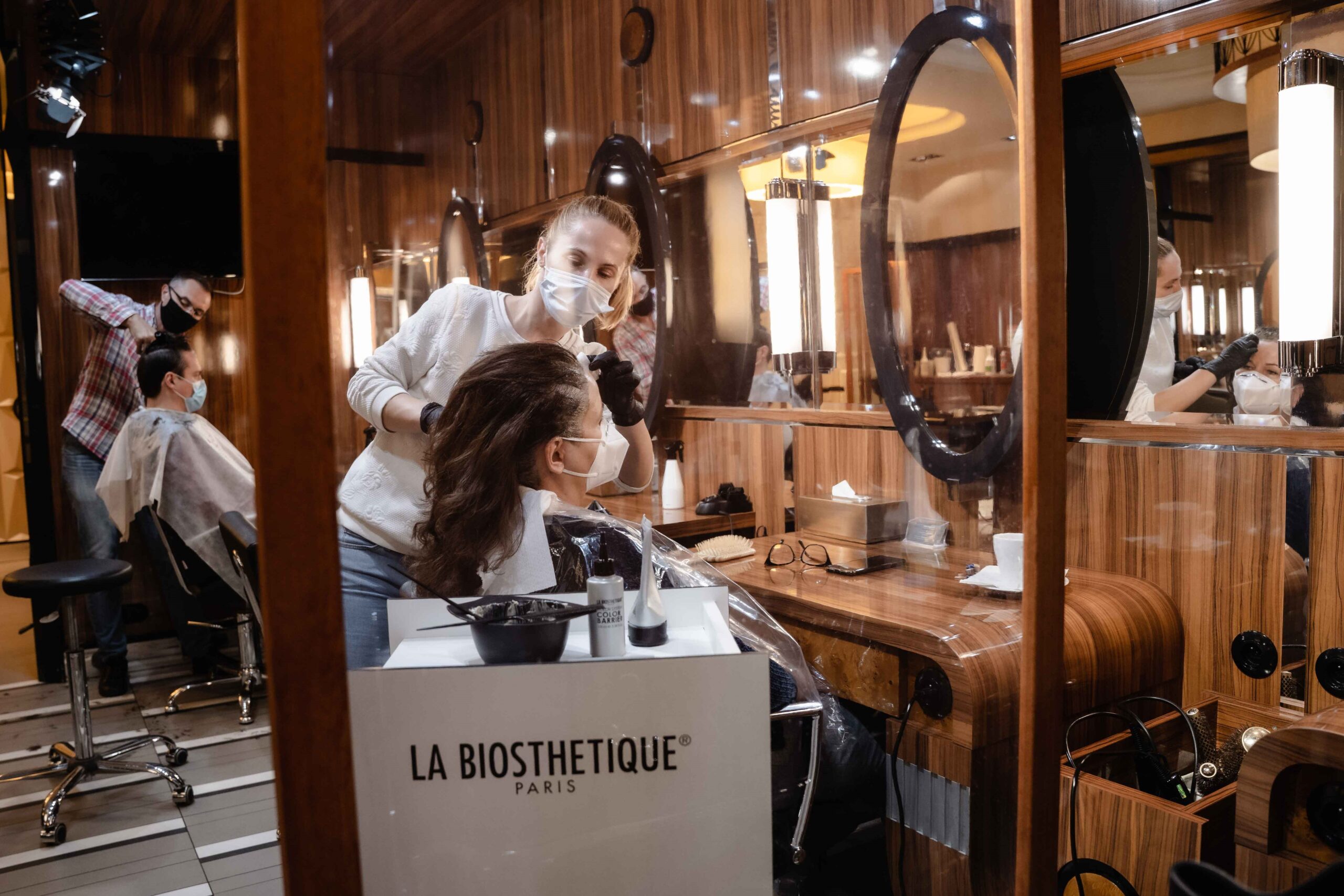 Parawany oddzielające klientów w salonie fryzjerskim Tallulah